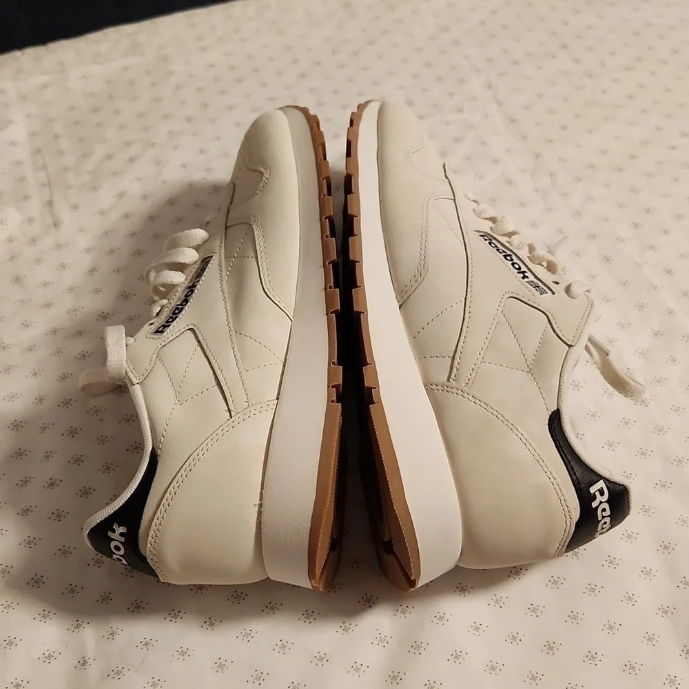 Reebok classic leather lace-up sneakers in alabaster sz 9.5